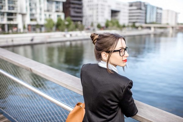 How to Create a Guest Room with a Nautical Theme Reflecting Coastal Living?