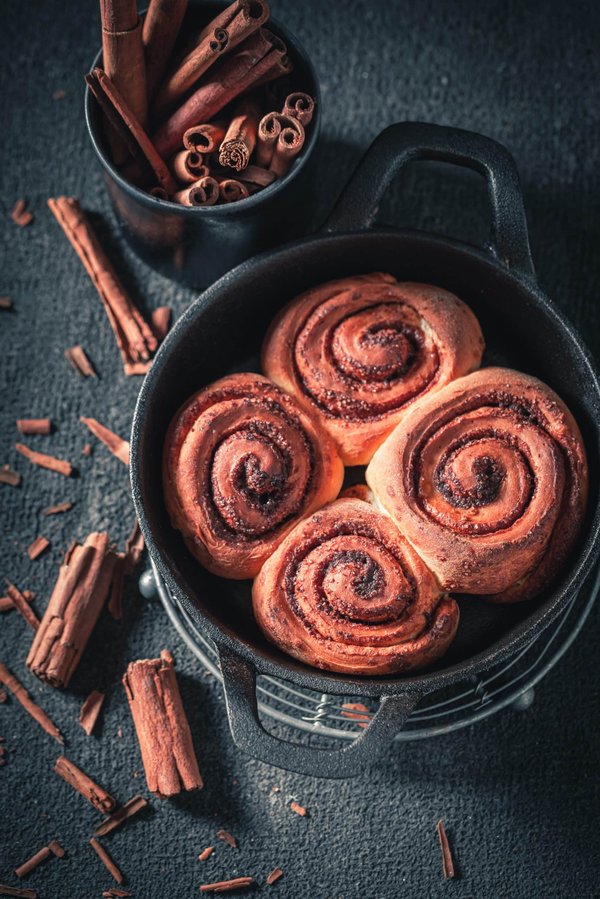 How to Craft a Gourmet Pistachio and Rose Water Meringue with Fresh Raspberries?